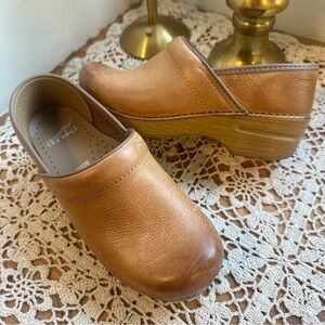 Dansko Women's 37 Wide Tan Leather Clogs
